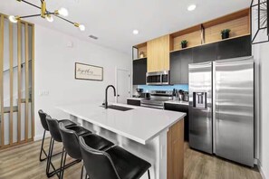 Fridge, microwave, oven, stovetop - Last Minute Disney Getaway! Bright and Modern Townhouse with Terrace. Book Now! #172835 (Orlando)