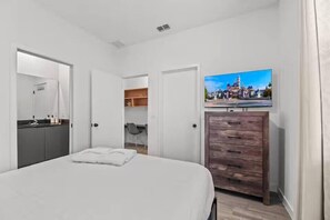 Iron/ironing board, WiFi, bed sheets - Last Minute Disney Getaway! Bright and Modern Townhouse with Terrace. Book Now! #172835 (Orlando)