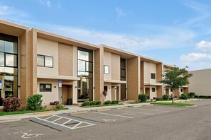 Exterior - Last Minute Disney Getaway! Modern Townhouse. Book Now! #173051 (Orlando)