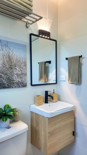 Serviettes fournies, papier toilette