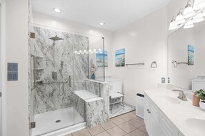 Douche, sèche-cheveux, serviettes fournies, shampoing