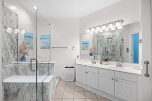 Shower, hair dryer, towels, shampoo - Spacious 3BR 2BA Barefoot Resort Near Golf & Beach (North Myrtle Beach)