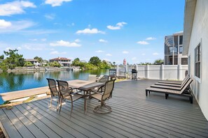 Outdoor dining - Turtle Cove - Hernando Beach Waterfront, w/ Kayaks & Arcade Games! (Hernando Beach)