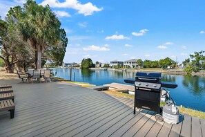 Outdoor dining - Turtle Cove - Hernando Beach Waterfront, w/ Kayaks & Arcade Games! (Hernando Beach)