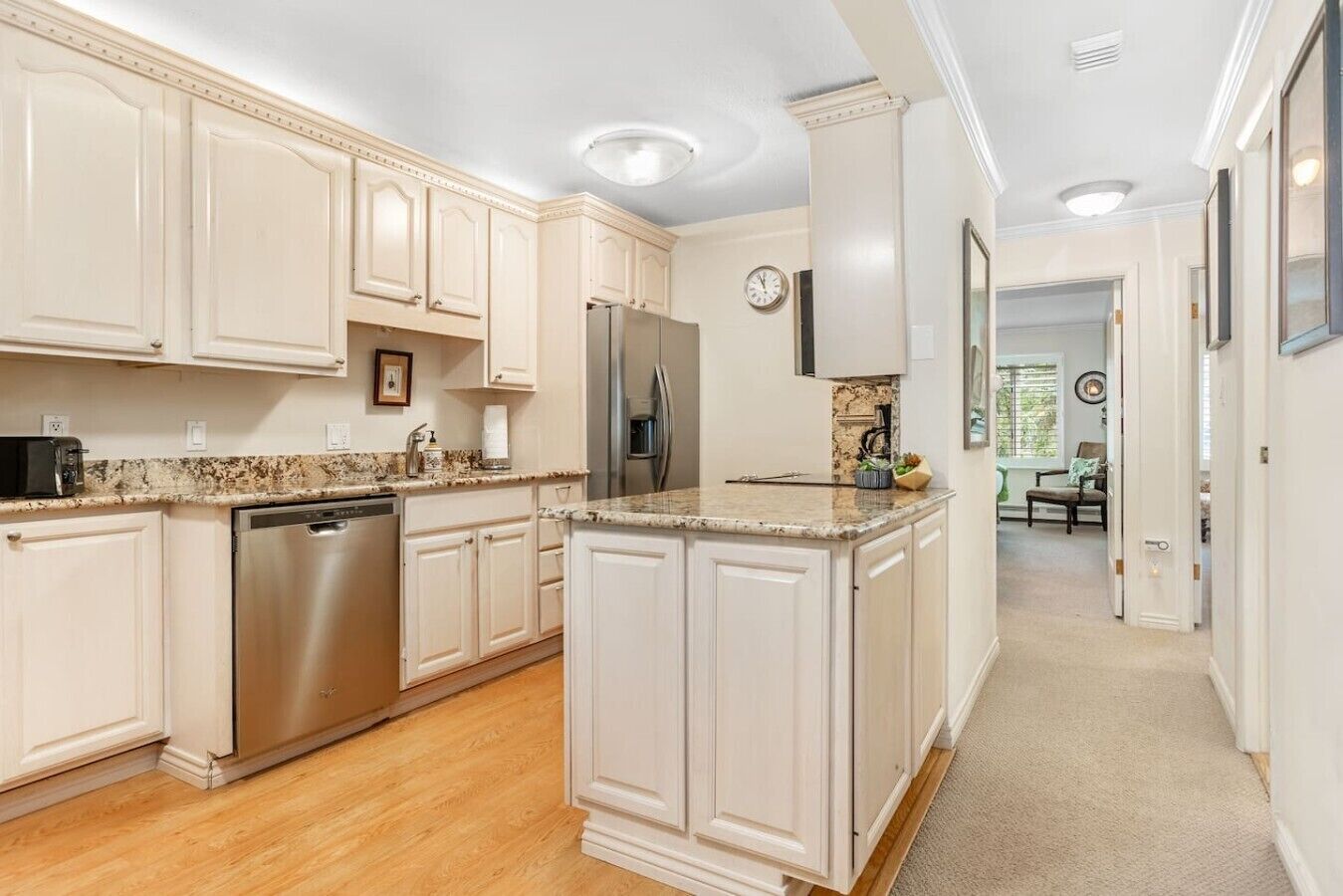 Fridge, oven, stovetop, coffee/tea maker