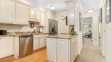 Fridge, oven, stovetop, coffee/tea maker