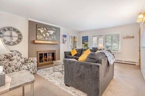 TV - Creekside Condo in Vail Village I Walk to Gondola (Vail)