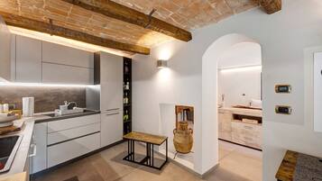 Frigorífico, horno, placa de cocina y lavavajillas