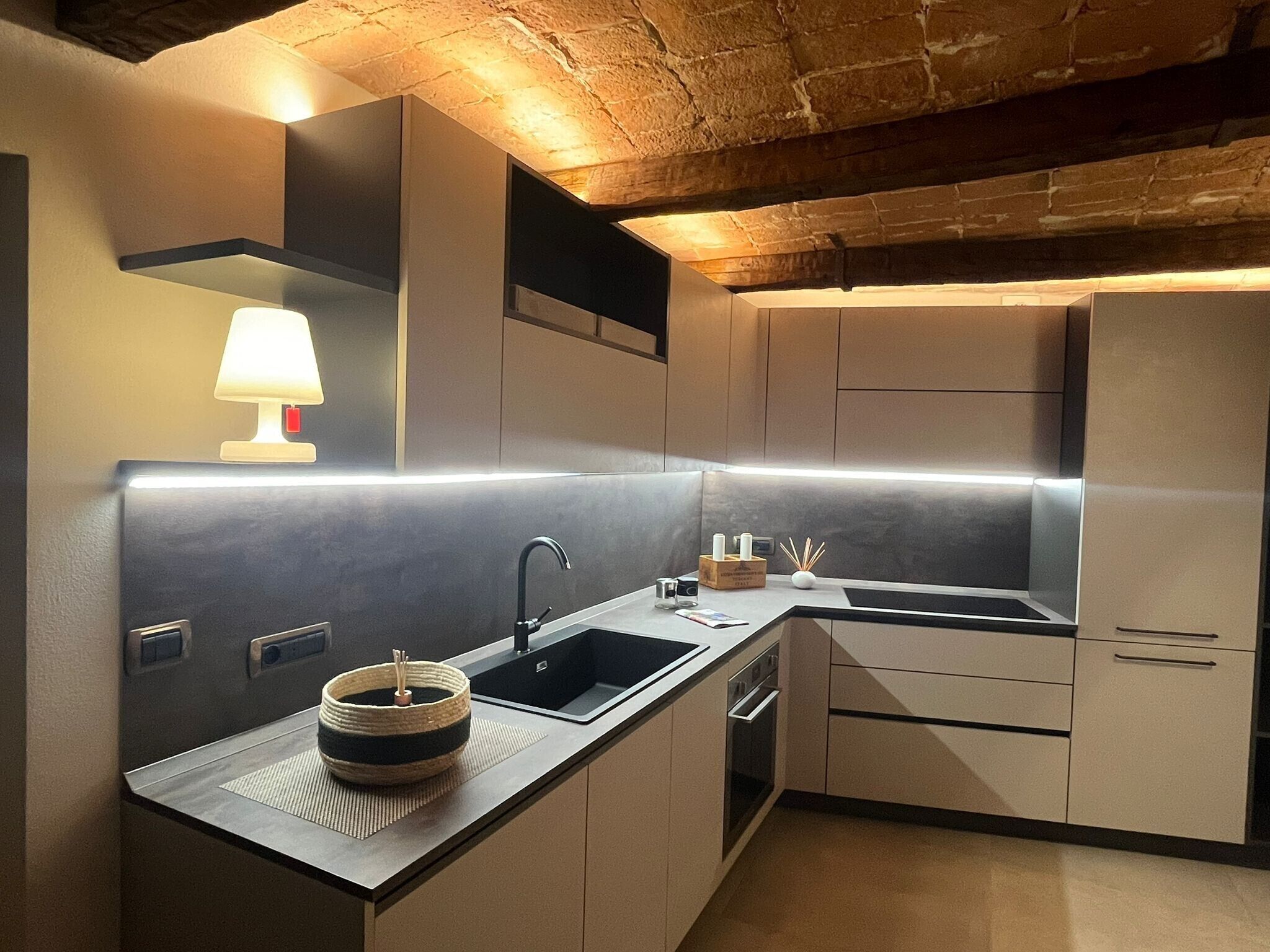 Frigorífico, horno, placa de cocina y lavavajillas