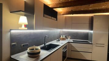 Frigorífico, horno, placa de cocina y lavavajillas