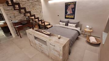 Tabla de planchar con plancha, wifi, ropa de cama