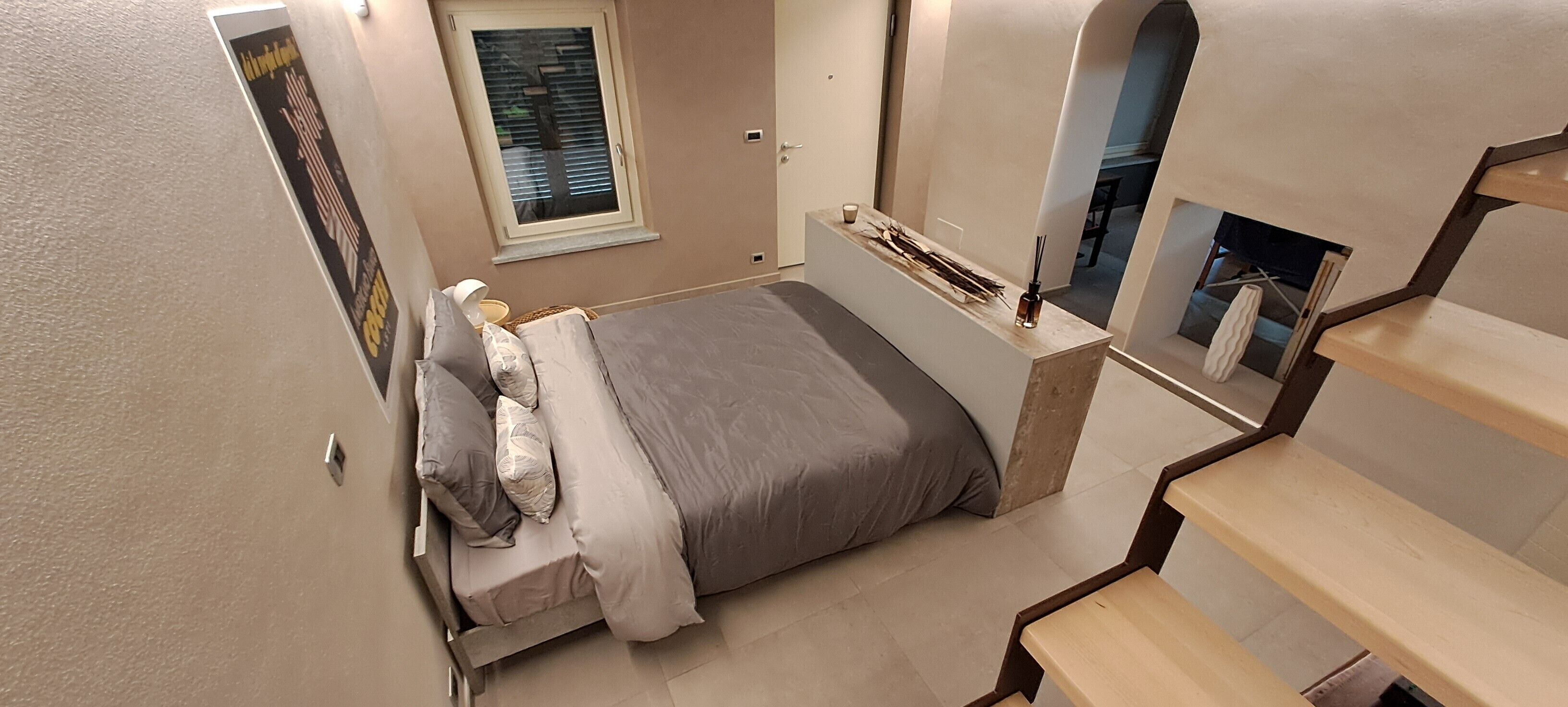 Tabla de planchar con plancha, wifi y ropa de cama 