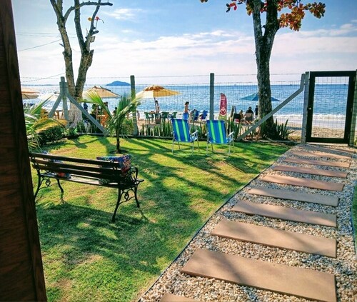 Beachfront house 5 minutes from Beto Carrero World theme park.