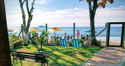 Beachfront house 5 minutes from Beto Carrero World theme park.