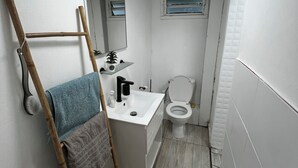 Regadera, toallas, jabón, papel de baño 