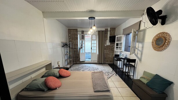 Tabla de planchar con plancha, wifi y ropa de cama 