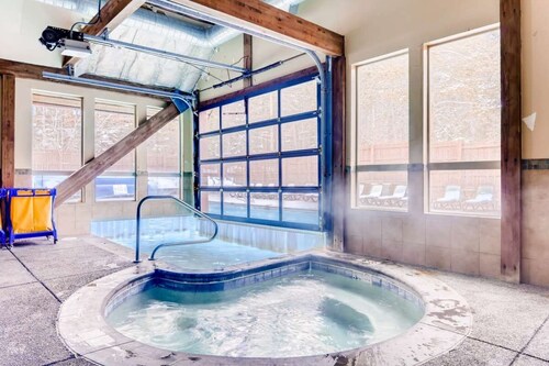 HOT Deals! Downtown, Outdoor Dining/BBQ Shuttle + HotTub/Pool