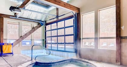 HOT Deals! Downtown, Outdoor Dining/BBQ Shuttle + HotTub/Pool
