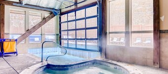 HOT Deals! Downtown, Outdoor Dining/BBQ Shuttle + HotTub/Pool