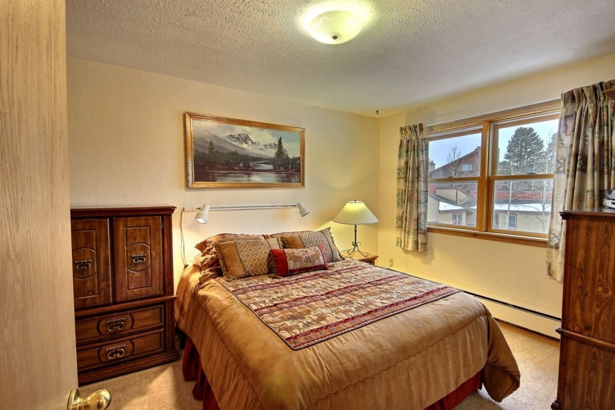 Iron/ironing board, travel cot, WiFi, bed sheets