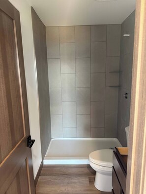 Shower, hair dryer, towels, shampoo - Pelican Cove on Pelican Lake (Detroit Lakes)