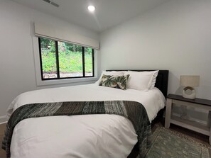3 bedrooms, iron/ironing board, WiFi, bed sheets - Close to airport, smokies and delightful Knoxville (Knoxville)