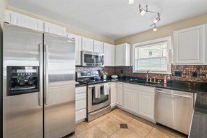 Fridge, microwave, oven, stovetop - 3 BDR Oceanviews & Walk to Pier (Carolina Beach)