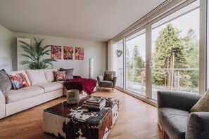 TV - Nearmere, Slps 8, Central, Parking, Balcony, Views (Bowness-on-Windermere)