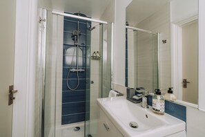 Hair dryer - Nearmere, Slps 8, Central, Parking, Balcony, Views (Bowness-on-Windermere)