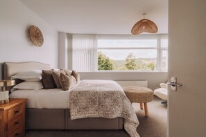 Iron/ironing board, WiFi, bed sheets - Nearmere, Slps 8, Central, Parking, Balcony, Views (Bowness-on-Windermere)