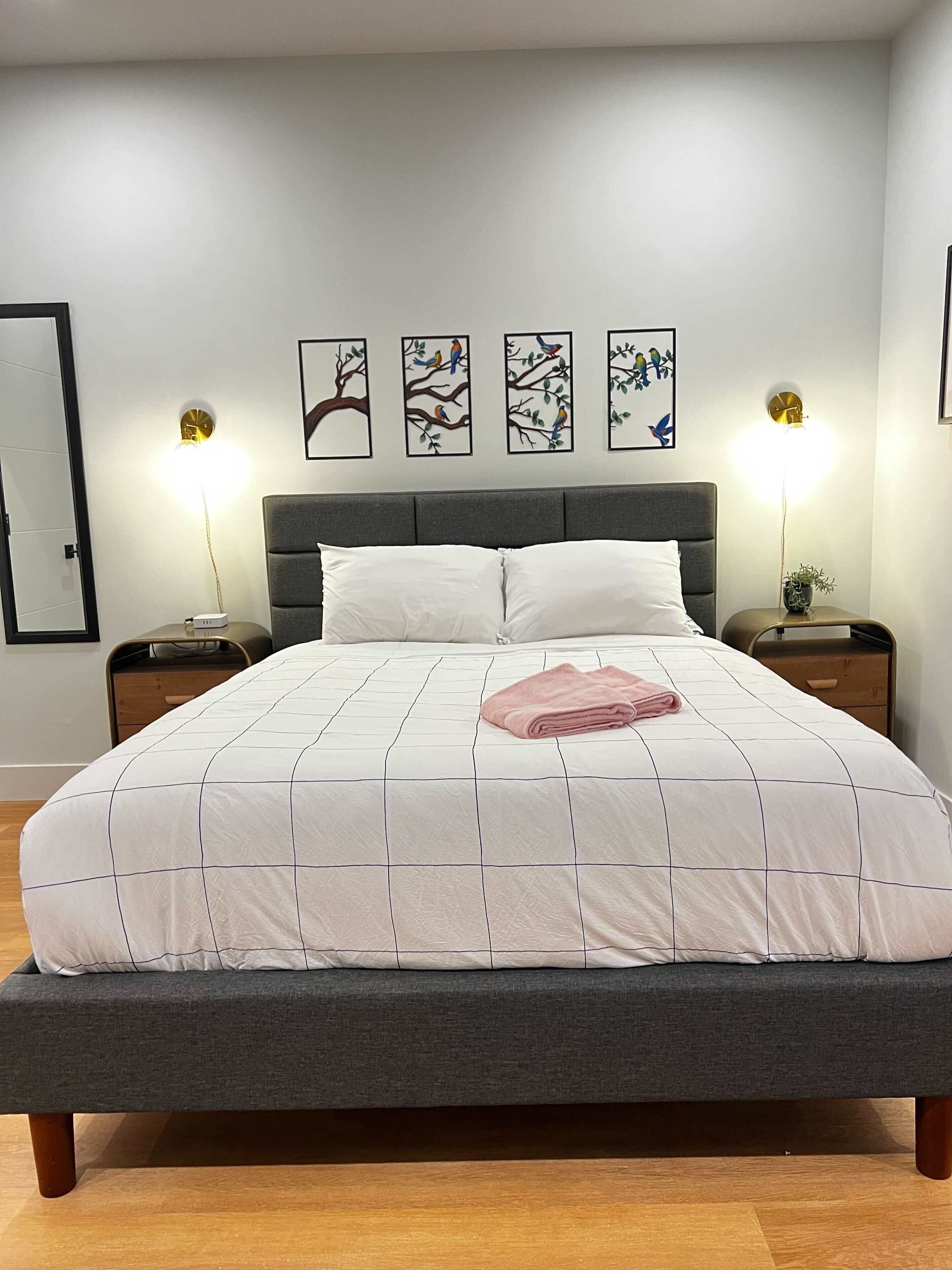 Escritorio, tabla de planchar con plancha, wifi y ropa de cama 