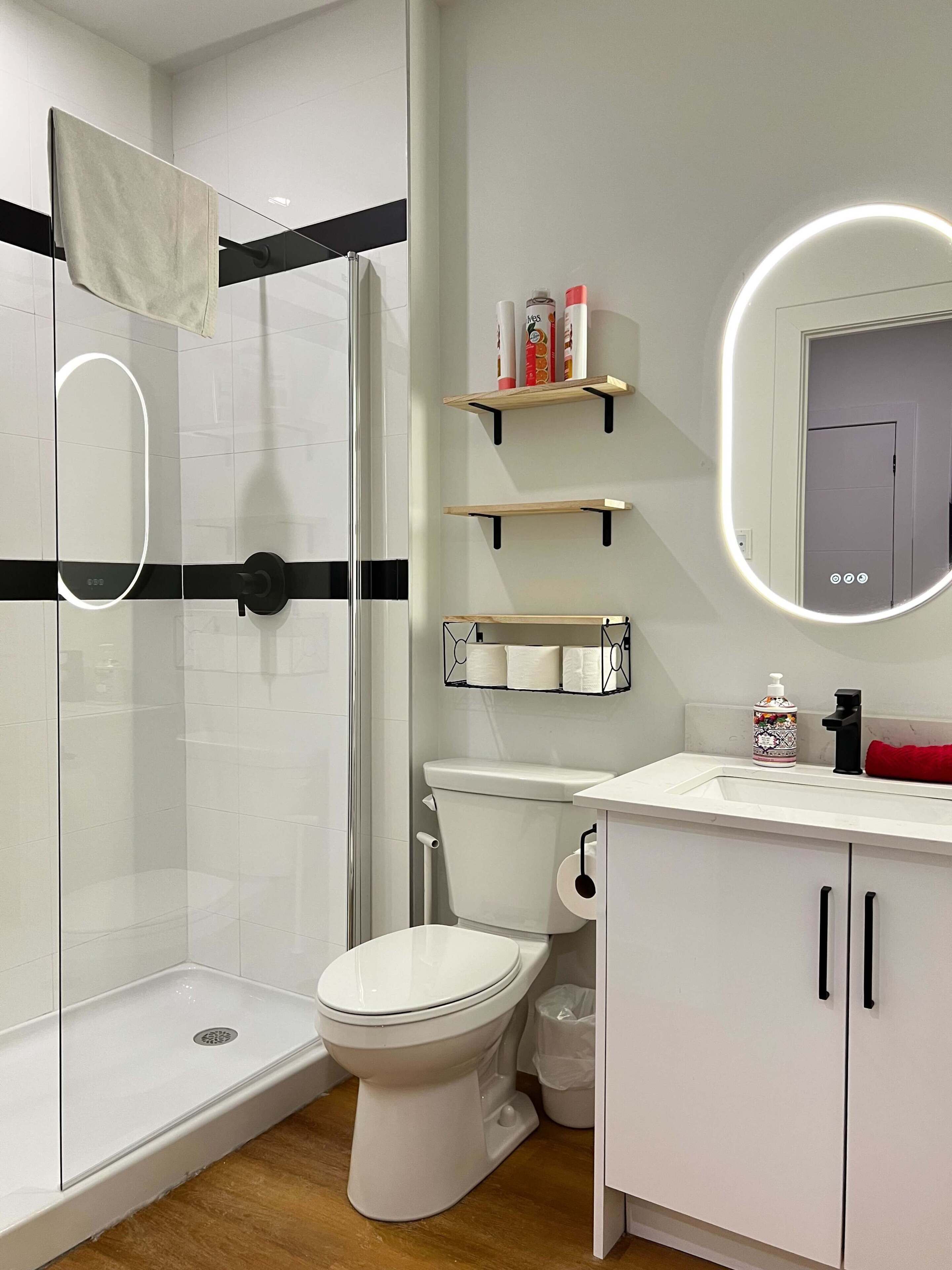 Douche, séchoir à cheveux, serviettes fournies, shampooing