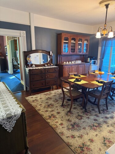 Oldest historic Victorian 7-bedroom bed & breakfast in charming Ferndale