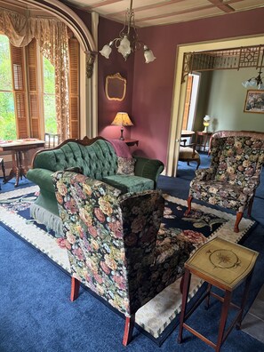Living area - Oldest historic Victorian 7-bedroom bed & breakfast in charming Ferndale (Ferndale)