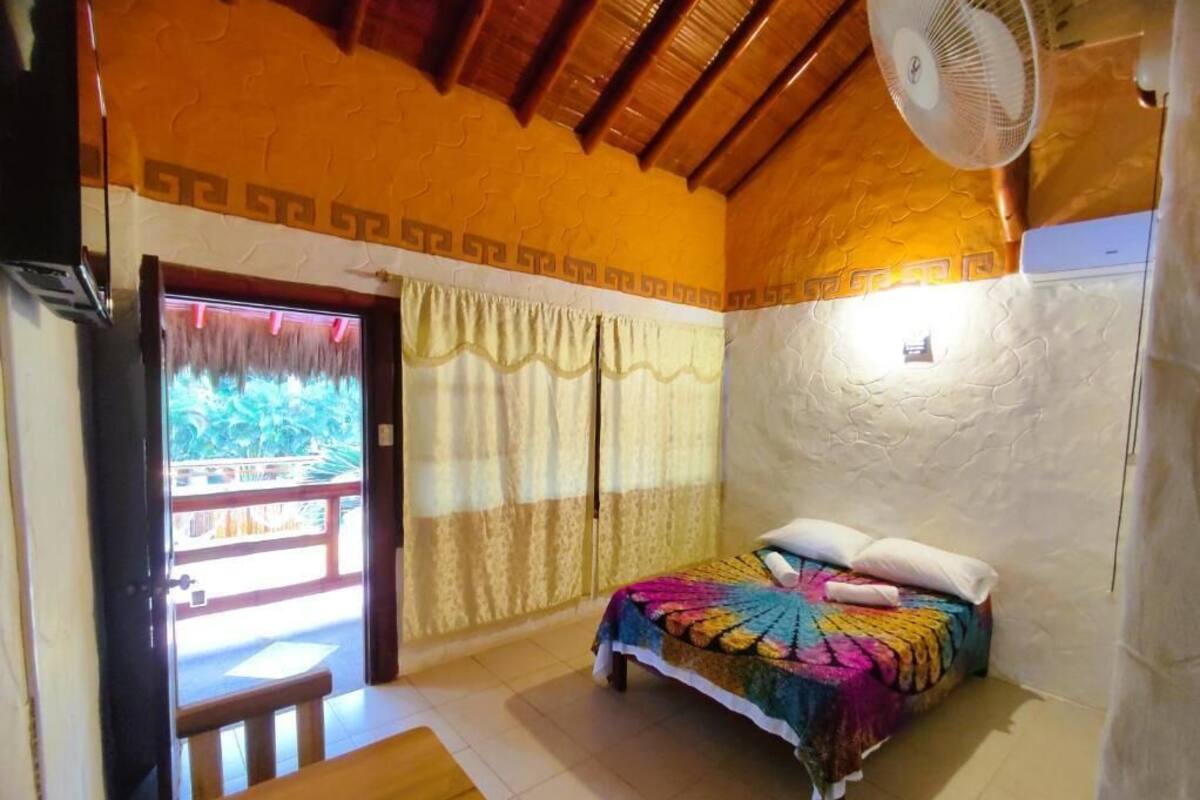 Kamar Double Deluks, patio, pemandangan kolam renang | Brankas, tirai kedap cahaya, dan setrika/meja setrika