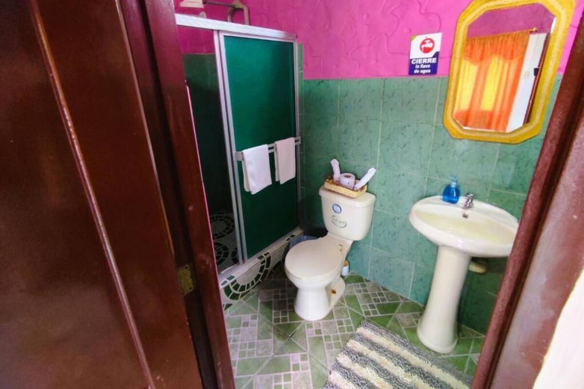 Kamar Double Deluks, patio, pemandangan kolam renang | Kamar mandi | Handuk, sabun, sampo, dan tisu toilet