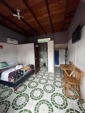Phòng đôi Deluxe, sân hiên, quang cảnh hồ bơi | Két bảo mật tại phòng, màn/rèm cản sáng, bàn ủi/dụng cụ ủi quần áo 