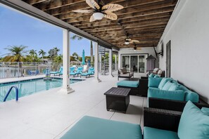 A heated pool - Grand Canalside Direct access 2 blocks to beach (Marco Island)