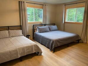 7 bedrooms, desk, travel cot, WiFi