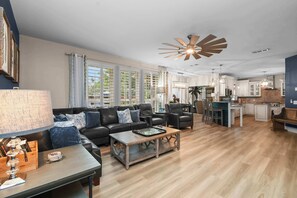 TV, offices - The Drover House at Highland Village (Highland Village)