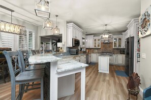 Fridge, microwave, oven, stovetop - The Drover House at Highland Village (Highland Village)