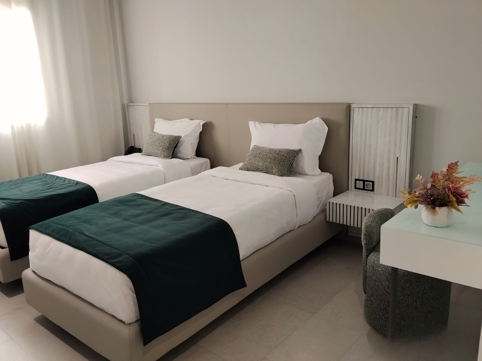 Habitación con 2 camas individuales, vista a la ciudad | Escritorio y wifi gratis 