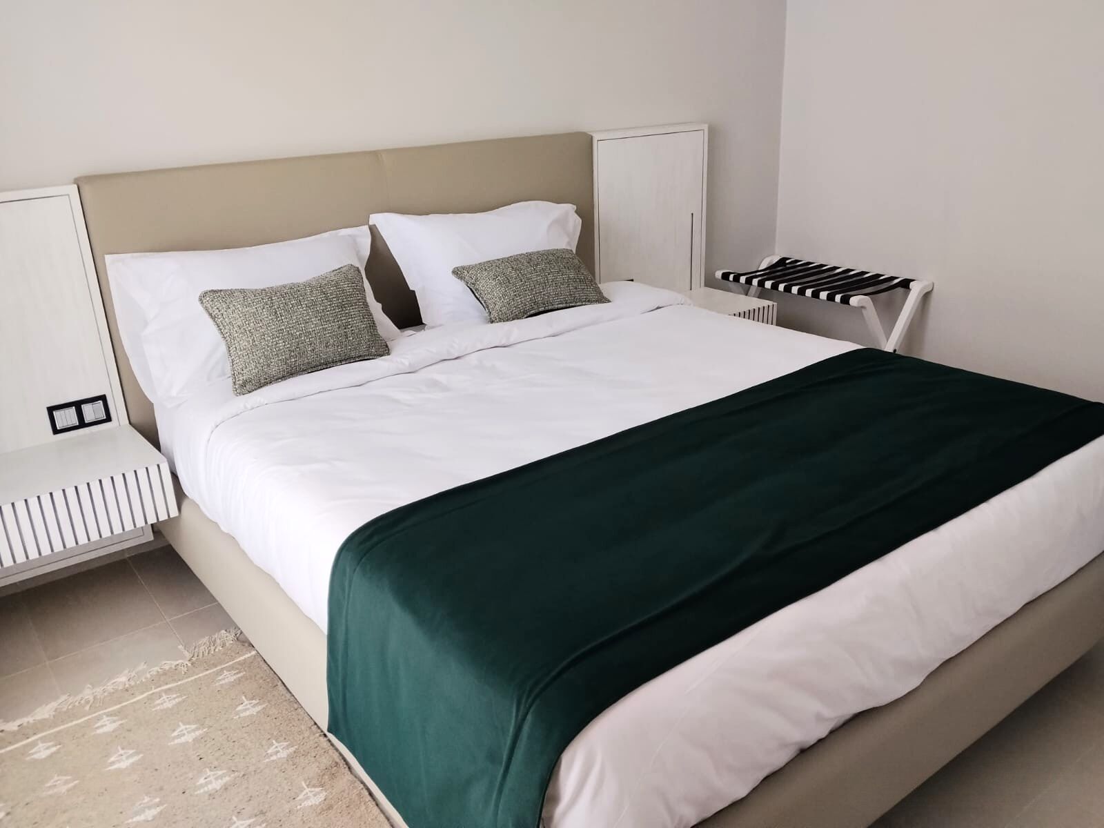 Habitación cuádruple familiar, vista a la ciudad | Escritorio y wifi gratis 