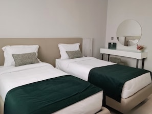 Habitación con 2 camas individuales, vista a la ciudad | Escritorio y wifi gratis