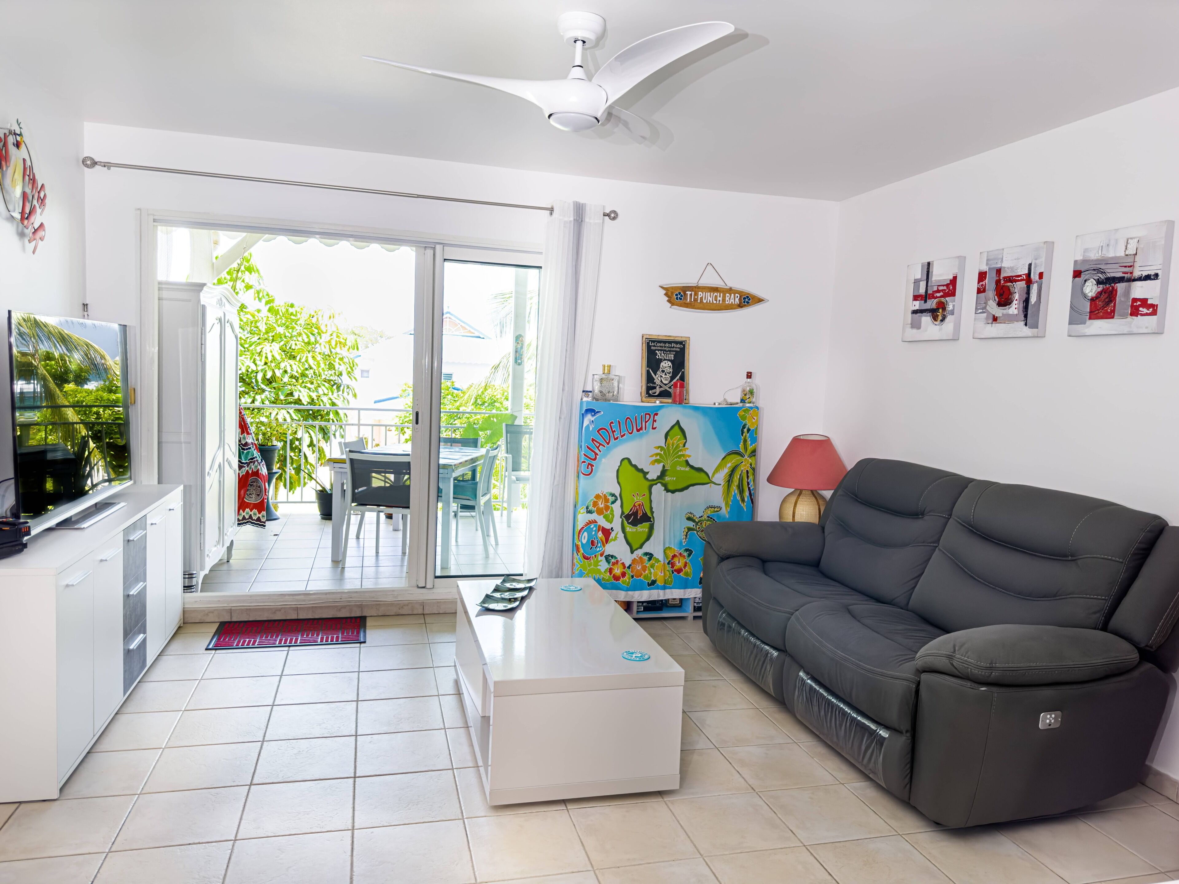Family Room, Sea View | Living area
