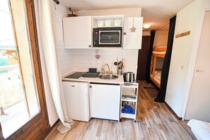 Fridge, coffee/tea maker - Apt or chalet near the slopes Demi-Quartier (Demi-Quartier)