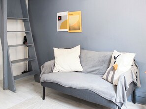TV - Cozy & Bright – Near the Metro & Flea Market (Saint-Ouen-sur-Seine)