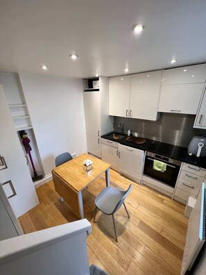 Fridge, microwave, oven, stovetop - Stylish luxury & Great location! (London)