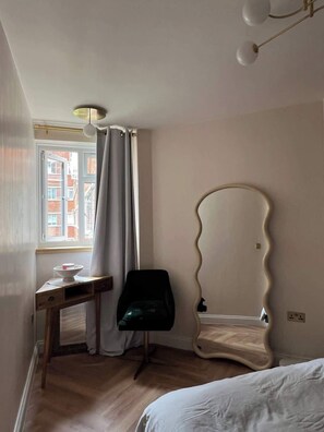 Iron/ironing board, WiFi - Putney: Chic Flat, River & Tube (London)