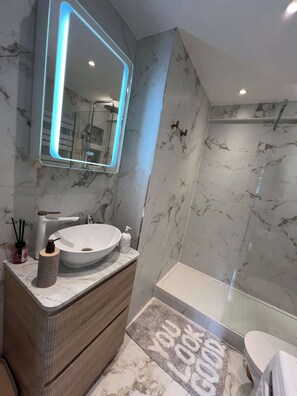 Shower, shampoo - Putney: Chic Flat, River & Tube (London)